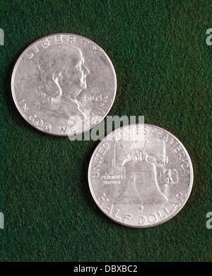 1960s 1963 STATI UNITI METÀ DOLLARO MONETA D'ARGENTO Benjamin Franklin e la Liberty Bell Foto Stock