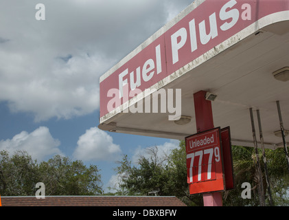 El Ranchito, Texas - un prezzo di $7.77 per gallone posted in corrispondenza di una chiusura della stazione di gas. Foto Stock
