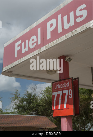 El Ranchito, Texas - un prezzo di $7.77 per gallone posted in corrispondenza di una chiusura della stazione di gas. Foto Stock