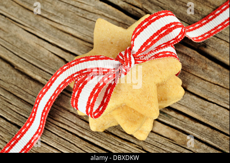 A forma di stella i cookie con nastro rosso Foto Stock