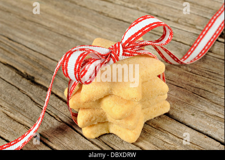 A forma di stella i cookie con nastro rosso Foto Stock