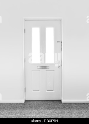 Bianco davanti alla porta interna nella nuova casa Foto Stock