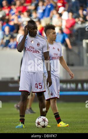 East Rutherford, New Jersey, USA. 4 Ago, 2013. Agosto 04, 2013: A.C. Milano avanti Mario Balottelli (45) si riscalda durante il Guinness International Champions Cup match tra A.C. Milano e Chelsea a Met Life Stadium, East Rutherford, NJ. © csm/Alamy Live News Foto Stock