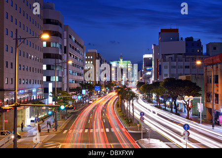 Naha, Okinawa, in Giappone expressway attraverso la città. Foto Stock