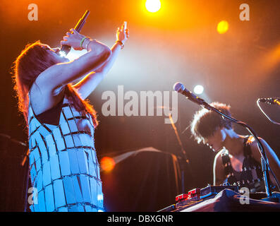 Caroline Hjelt e Aino Jawo di Icona Pop performing live at Metro in Chicago, IL 31 LUGLIO 2013 Foto Stock