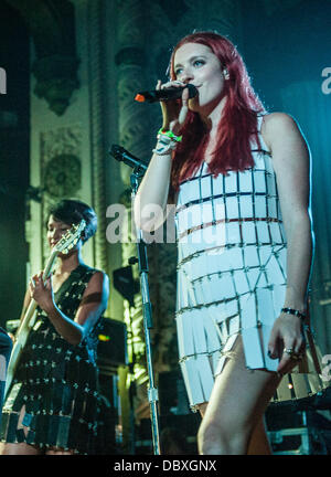 Caroline Hjelt e Aino Jawo di Icona Pop performing live at Metro in Chicago, IL 31 LUGLIO 2013 Foto Stock