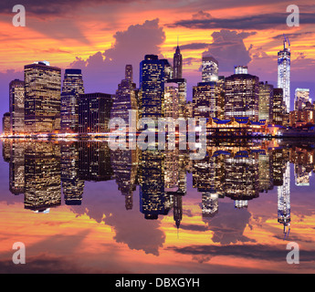 La parte inferiore di Manhattan con drammatica skyline overhead. Foto Stock