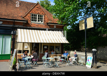 Pierreponts Cafe, High Street, Goring-on-Thames, Oxfordshire, England, Regno Unito Foto Stock