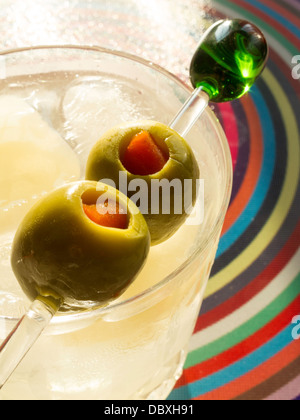 Martini con Olive sulle rocce in un bicchiere di cristallo Waterford Foto Stock