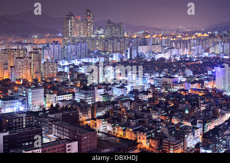 Alta residenziale sorge nel quartiere di Gangnam di Seoul, Corea del Sud skyline notturno. Foto Stock