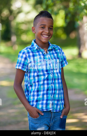 Outdoor ritratto di un simpatico teenage black boy - popolo africano Foto Stock