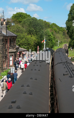 Gran Bretagna, Inghilterra, Goathland, North Yorkshire Moors Railway, treno stazione ferroviaria Foto Stock