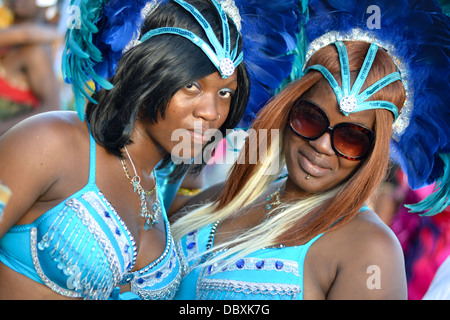 Toronto's Caribbean sfilata di carnevale si riscalda la città con ritmo, cultura e costumi Foto Stock