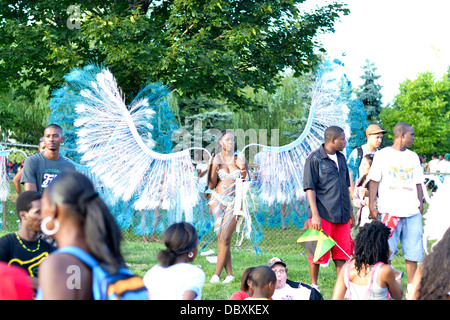 Toronto's Caribbean sfilata di carnevale si riscalda la città con ritmo, cultura e costumi Foto Stock