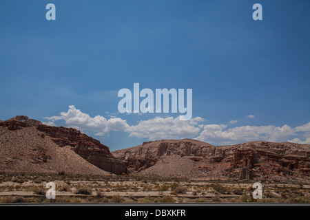 Umidità tropicale che proviene da Baja Messico crea deserto temporali nella Owens Valley della California Foto Stock