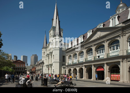 PRESBYTERE & SAINT LOUIS CATTEDRALE Jackson Square nel quartiere francese e il centro cittadino di New Orleans in Louisiana USA Foto Stock