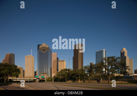 ALLEN PARKWAY skyline del centro di Houston Texas USA Foto Stock