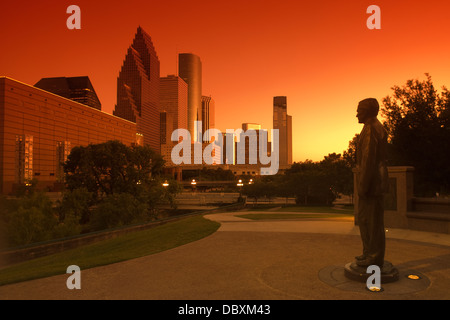 STATUA GEORGE H W BUSH MONUMENTO (©CHAS FAGAN 2004) SESQUICENTENNIAL PARK DOWNTOWN SKYLINE HOUSTON TEXAS USA Foto Stock