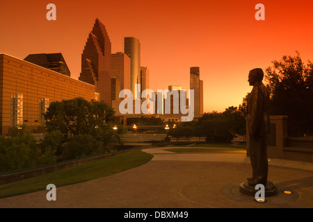 STATUA GEORGE H W BUSH MONUMENTO (©CHAS FAGAN 2004) SESQUICENTENNIAL PARK DOWNTOWN SKYLINE HOUSTON TEXAS USA Foto Stock