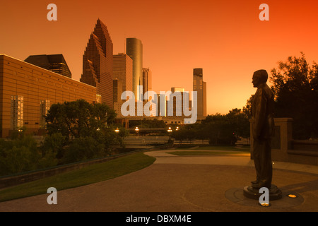 STATUA GEORGE H W BUSH MONUMENTO (©CHAS FAGAN 2004) SESQUICENTENNIAL PARK DOWNTOWN SKYLINE HOUSTON TEXAS USA Foto Stock