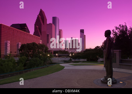 STATUA GEORGE H W BUSH MONUMENTO (©CHAS FAGAN 2004) SESQUICENTENNIAL PARK DOWNTOWN SKYLINE HOUSTON TEXAS USA Foto Stock