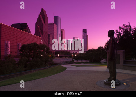 STATUA GEORGE H W BUSH MONUMENTO (©CHAS FAGAN 2004) SESQUICENTENNIAL PARK DOWNTOWN SKYLINE HOUSTON TEXAS USA Foto Stock