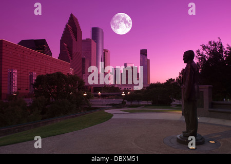 STATUA GEORGE H W BUSH MONUMENTO (©CHAS FAGAN 2004) SESQUICENTENNIAL PARK DOWNTOWN SKYLINE HOUSTON TEXAS USA Foto Stock