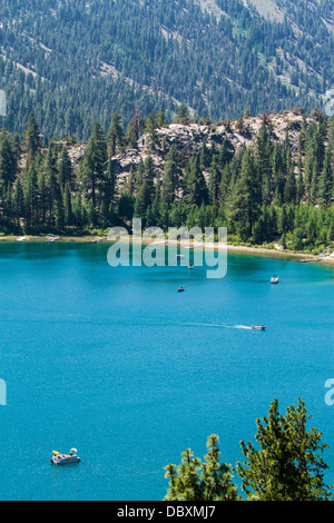 Barche sul Lago di giugno e Giugno lago villaggio sul brillante giornata d'estate Foto Stock