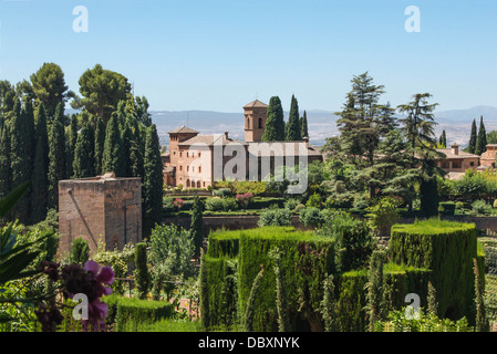 Una torre, i giardini e il convento di San Francisco, ora il Parador della città, Alhambra di Granada, Spagna. Foto Stock