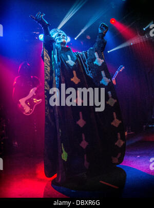 Heavy metal band Ghost esecuzione a doppia porta in Chicago, 2013 Foto Stock