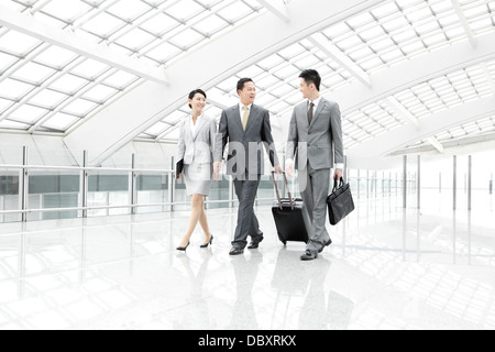 I partner aziendali in movimento nella lobby di airport Foto Stock