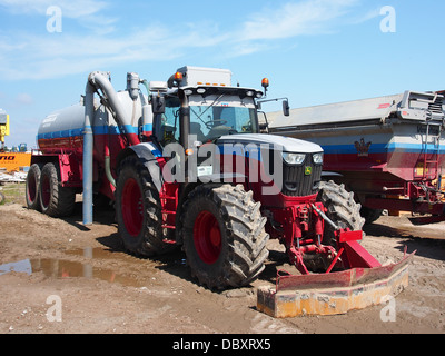John Deere 6190R 2, un potente modello di trattore agricolo progettato per varie operazioni agricole, noto per la sua efficienza e durata. Foto Stock