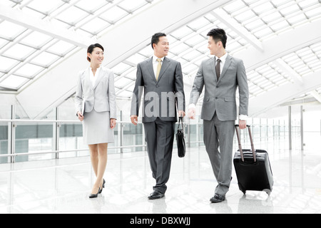 I partner aziendali in movimento nella lobby di airport Foto Stock