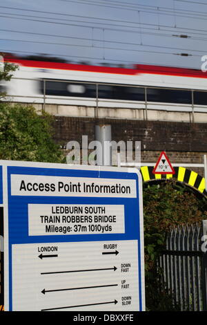 Ledburn, UK. 6 agosto 2013, il treno del rapinatore, Ponte Ledburn, Bucks, Regno Unito. Il sito del grande treno rapina del 8 agosto 1963 dove un Royal Mail treno è stato svuotato di £ 2,6 milioni da quindici membri di Bruce Reynolds di pista Credit: stili di Neville/Alamy Live News Foto Stock