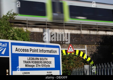 Ledburn, UK. 6 agosto 2013, il treno del rapinatore, Ponte Ledburn, Bucks, Regno Unito. Il sito del grande treno rapina del 8 agosto 1963 dove un Royal Mail treno è stato svuotato di £ 2,6 milioni da quindici membri di Bruce Reynolds di pista Credit: stili di Neville/Alamy Live News Foto Stock