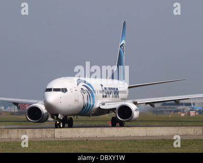 SU-GDB EgyptAir Boeing 737-866(WL) rullaggio 13luglio2013 -001 Foto Stock