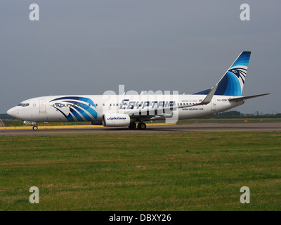 SU-GDB EgyptAir Boeing 737-866(WL) rullaggio 13luglio2013 -002 Foto Stock