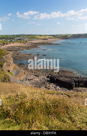 Widemouth Bay vicino a Bude North Cornwall Coast Inghilterra REGNO UNITO su un bel cielo azzurro soleggiata giornata estiva Foto Stock