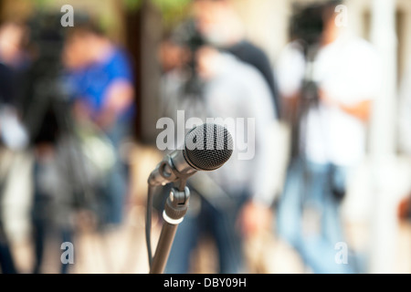 Microfono a fuoco contro pubblico sfocata Foto Stock