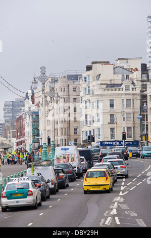 Vista guardando verso il basso il lungomare in Brighton East Sussex England Regno Unito Foto Stock