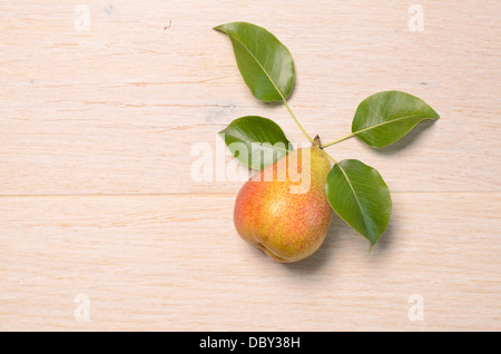 Pere fresche con foglie su un sfondo di legno con spazio per il testo Foto Stock
