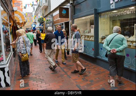Gli amanti dello shopping ricerca negozi nelle corsie in Brighton East Sussex England Regno Unito Foto Stock