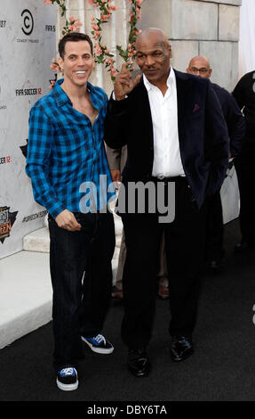 Steve-O e Mike Tyson Comedy Central Roast di Charlie Sheen - Arrivi presso Sony Studios di Los Angeles, California - 10.09.11 Foto Stock