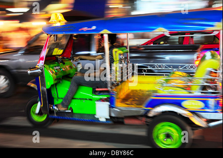 Tuk-tuk sulla strada di Chinatown di notte a Bangkok. Foto Stock