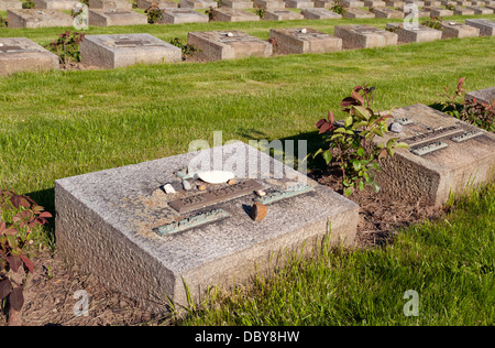 Lapidi del Cimitero Ebraico presso la piccola fortezza di Terezin Memorial, Repubblica Ceca Foto Stock