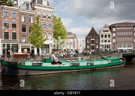 Pittoresca città di Amsterdam nei Paesi Bassi, North Holland, convertito chiatta galleggiante sul canale Prinsnengracht. Foto Stock