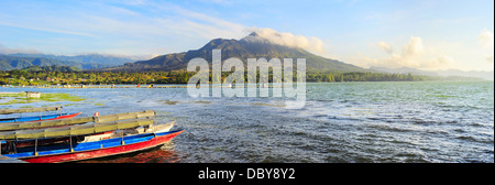 Barche da pesca nella parte anteriore del vulcano Batur al tramonto Foto Stock