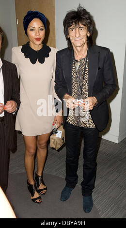 Ana Araujo e Ronnie Wood, al piano commerciale del BGC Partners' Giornata benefica che si tiene ogni anno per commemorare la società del 658 i dipendenti che hanno perso le loro vite in 9/11 gli attacchi contro il World Trade Center. Londra, Inghilterra - 12.09.11 Foto Stock