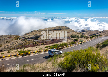 Al di sopra delle nuvole, sinuose strade tagliate le montagne di Ilha da Madeira (l'isola di Madeira), Portogallo. Foto Stock