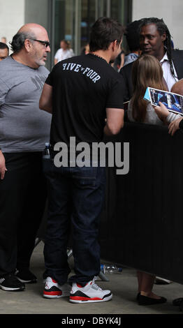 Londra, UK, 6 agosto 2013. Mark Wahlberg visto lasciare BBC radio uno studio a Londra Credito: WFPA/Alamy Live News Foto Stock